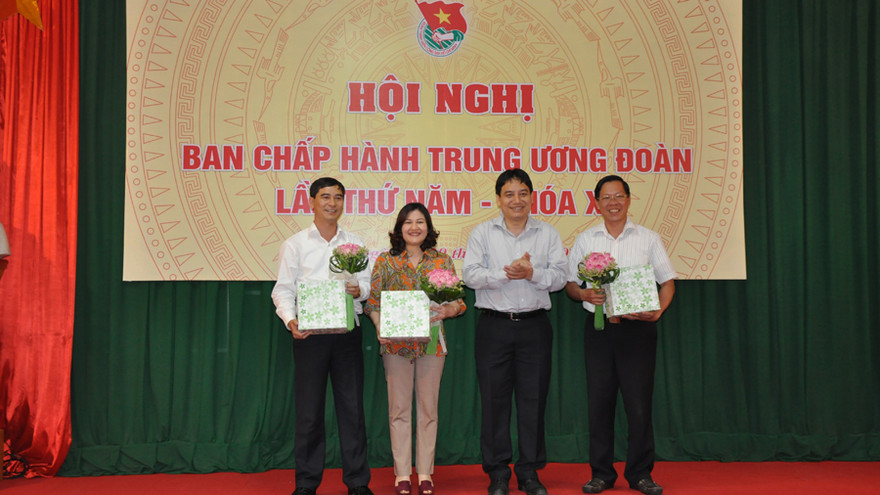 Bí thư thứ nhất T.Ư Đoàn Nguyễn Đắc Vinh tặng quà lưu niệm cho 3 đồng chí nguyên Bí thư T.Ư Đoàn nhận nhiệm vụ công tác mới. Ảnh: Bảo Anh