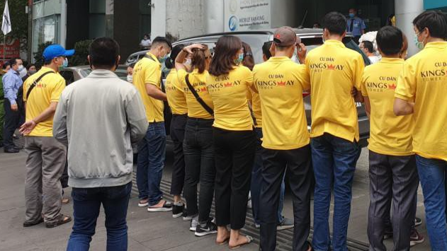 Khách hàng mua nhà dự án Kingsway Tower kéo lên ABBank để làm việc.