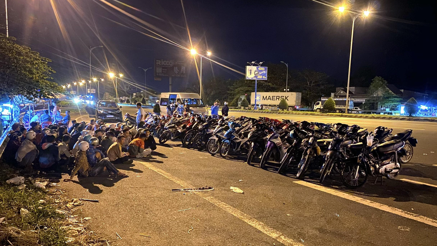 52 đối tượng bị Công an TP. Cần Thơ bắt giữ khi đang có hành vi đua xe và cổ vũ đua xe trái phép. Ảnh Nhật Huy