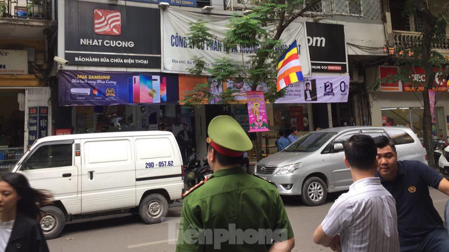 Cảnh sát khám xét một cơ sở của công ty Nhật Cường.