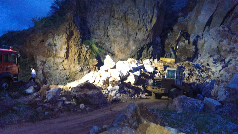 Hiện trường vụ sập mỏ đá