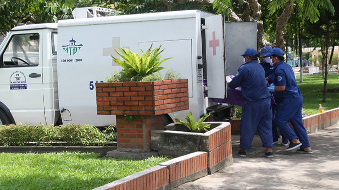Nạn nhân được đưa về nhà xác