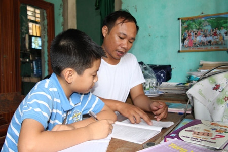  Thầy Đông đang hết sức lo lắng cho tương lai của Tú, nếu không được tạo điều kiện, quan tâm đúng mức thì sẽ bỏ lở một học trò có tài như em Tú. 