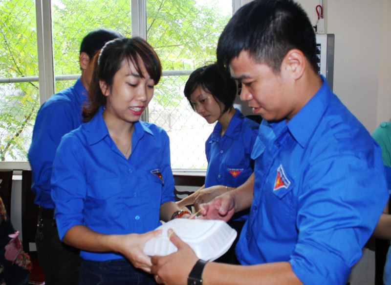 Đoàn viên Điện lực Hải Phòng tiếp sức mùa thi