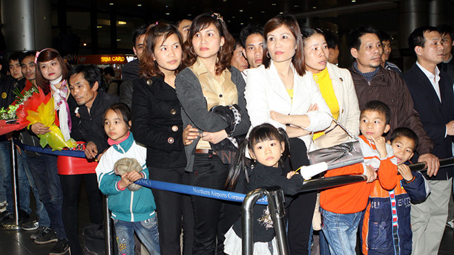 Ngóng đợi người thân từ Libya về nước năm 2011. Ảnh: Phong Cầm