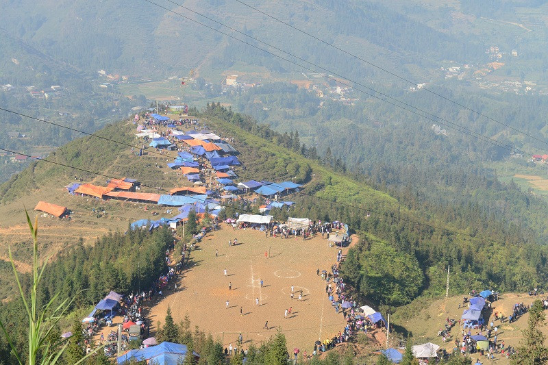 Lễ hội Gầu Tào ở trên đỉnh non cao, lưng chừng núi, lưng chừng đèo.