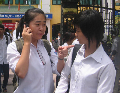 Mang điện thoại vào phòng thi, thí sinh sẽ bị đình chỉ ngay lập tức.