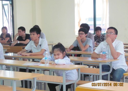 Thí sinh Nguyễn Thị Mai Phương trong phòng thi của Học viện Công nghệ Bưu chính Viễn thông. 