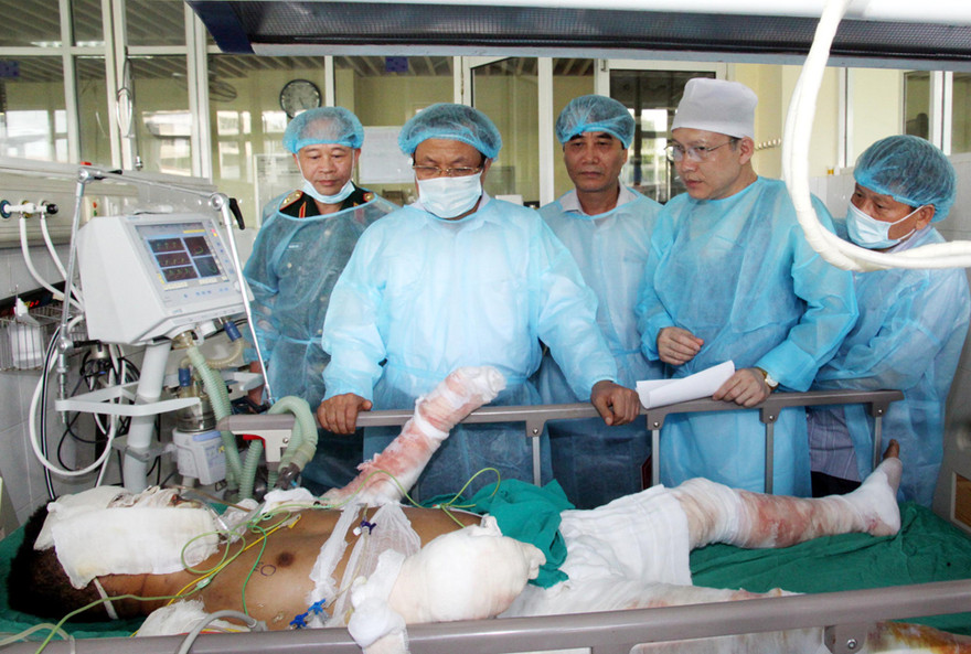 Bí thư Thành ủy Hà Nội Phạm Quang Nghị đến thăm những người bị thương trong vụ tai nạn, tại Viện bỏng Quốc gia, chiều 7/7