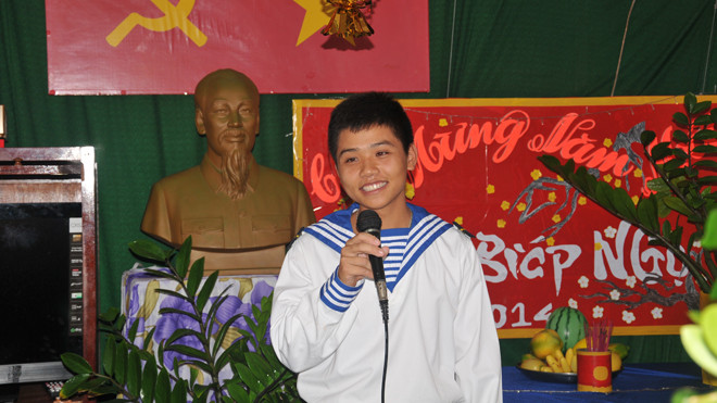 Thiếu úy Phong xúc động chia sẻ niềm vinh dự, tự hào khi được kết nạp vào Đảng giữa Trường Sa. Ảnh: Tuấn Nguyễn