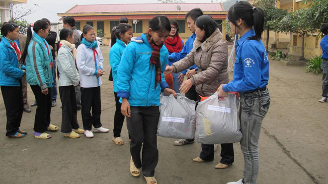 Hình ảnh các bạn trẻ Đại học Kiến trúc Hà Nội trao tặng các em nhỏ mùa đông năm 2012