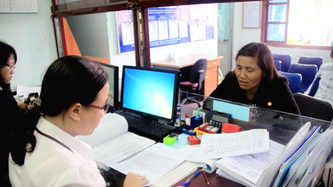 Cán bộ tổ 1 cửa UBND phường Thuận Phước giải quyết công việc hành chính cho người dân. Ảnh: Nguyễn Huy