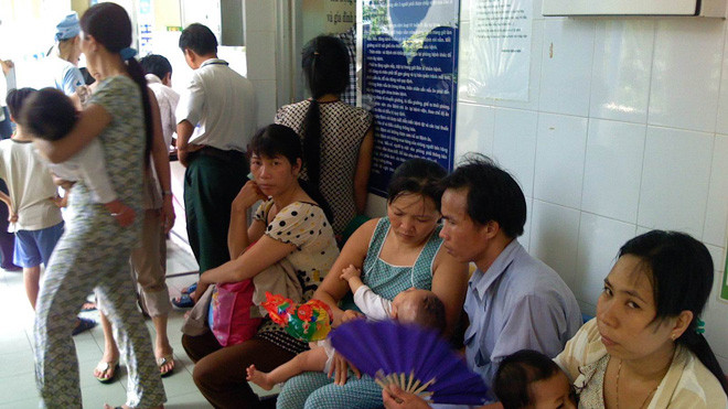 Trẻ đến khám thủy đậu ở TPHCM ngày hôm qua. Ảnh: L.N