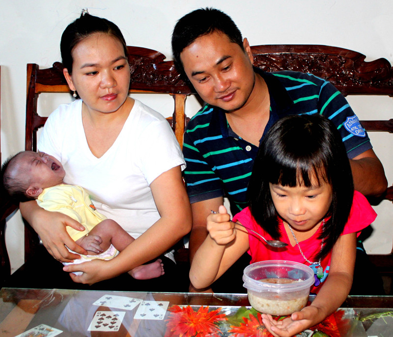 Vợ chồng thượng úy Đoàn với 2 con nhỏ
