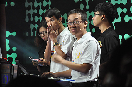 Trong trận chung kết, Hoàng Bách (ngoài cùng) luôn là người theo rất sát Trọng Nhân về điểm số