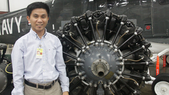 Trần Thắng với động cơ máy bay Pratt & Whitney 1935