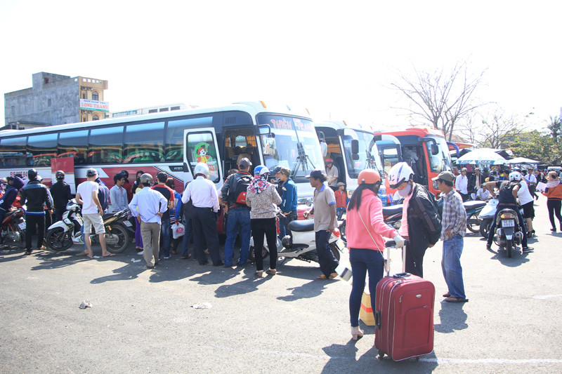Người dân đổ về bến xe Quảng Ngãi chuẩn bị cho hành trình Nam tiến. Ảnh: Ngô Tùng.