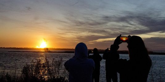 Tên lửa Antares phát nổ trên không trung ngay sau khi rời bệ phóng hôm 28/10. Ảnh: J.Diem/AP/SIPA.