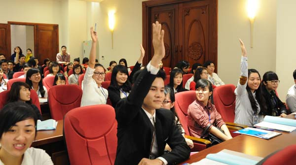 Các bạn sinh viên hào hứng đặt câu hỏi cho các Đại biểu Quốc hội. Ảnh: C.K