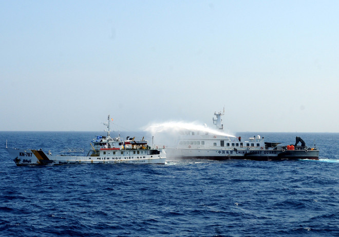Tàu Trung Quốc tấn công, phun vòi rồng tàu của lực lượng Kiểm ngư Việt Nam. 
