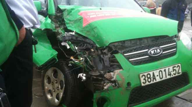 Tại hiện trường, chiếc xe taxi bị nát phần đầu