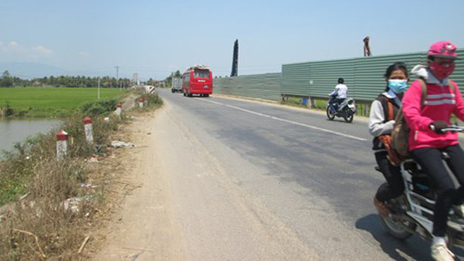 Đoạn đường một em học sinh bị rạch mông, cũng là nơi anh Võ Minh bị tai nạn. Ảnh: Xuân Phương
