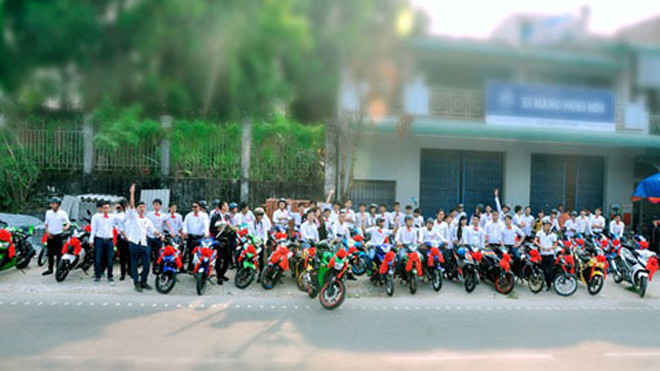 Những người tham gia đoàn xe rước dâu mặc đồng phục trắng.