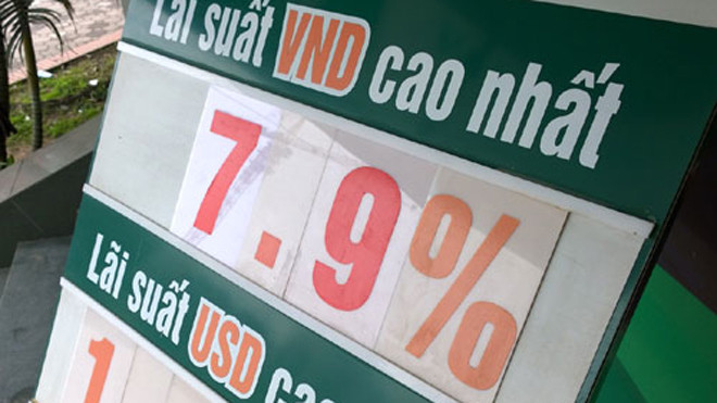 Do mặt bằng hiện khá thấp, hầu hết ngân hàng đều niêm yết mức lãi suất huy động cao nhất thay vì trần cho kỳ hạn ngắn. Ảnh: Anh Quân.