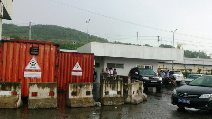 Các thùng phuy và thiết bị trong hai container chứa máy biến thế và 7.000 lít dầu biến thế sẽ được chằng chống chặt vào hôm nay 26/8. Ảnh: Đỗ Hoàng