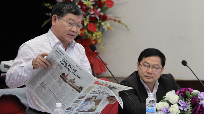 ĐBQH Lê Như Tiến trao đổi với TBT báo Tiền Phong Lê Xuân Sơn. Ảnh: C.K