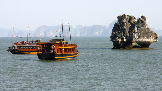 Thông tin 7.000 lít dầu chứa hóa chất siêu độc lưu giữ cạnh vịnh Hạ Long khiến dư luận xôn xao lo lắng. Ảnh: Hồng Vĩnh