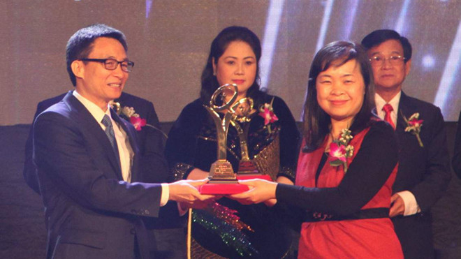 Phó Thủ tướng Vũ Đức Đam trao giải Chất lượng Vàng Quốc gia 2013 cho Bà Phạm Thị Trung Hà - Phó Tổng Giám đốc Ngân hàng TMCP Quân đội