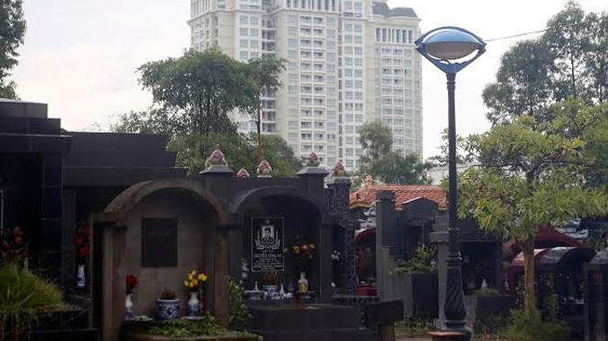 Cư dân nhà giàu Khu đô thị Ciputra (Tây Hồ, Hà Nội) phải làm hàng xóm bất đắc dĩ bên cạnh nghĩa trang Xuân Đỉnh. Ảnh: Như Ý