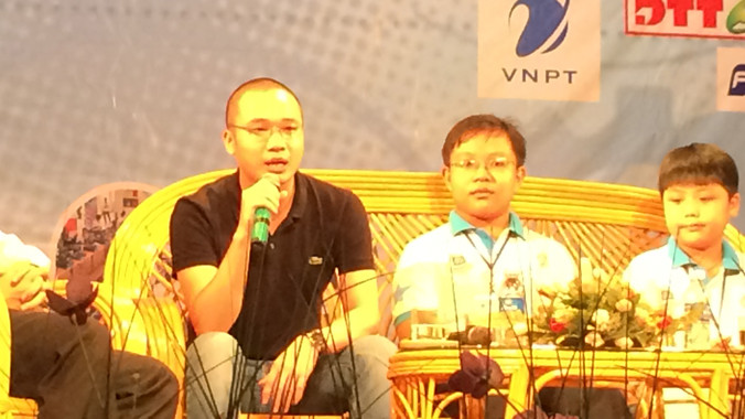 Nguyễn Hà Đông (cầm míc) chia sẻ cách đối mặt với khuyết điểm của mình để bước ra thế giới. Ảnh: Bảo Linh