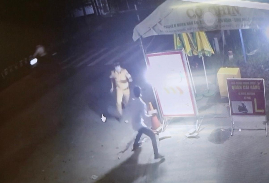 Vượt chốt kiểm tra y tế để đi nhậu, tấn công CSGT