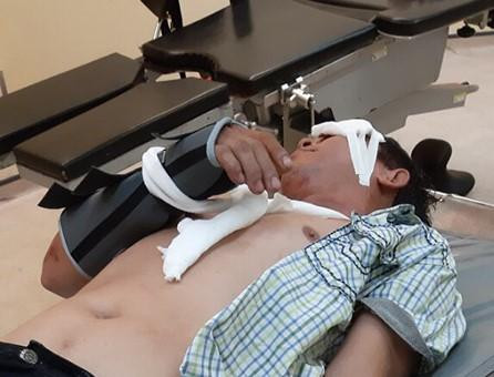 Say xỉn té xe, 2 'bợm nhậu' tung tin bị côn đồ chặn đánh vì sợ mẹ mắng