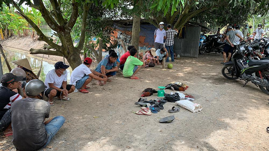 Hàng chục con bạc bỏ chạy tán loạn khi công an bất ngờ đột kích