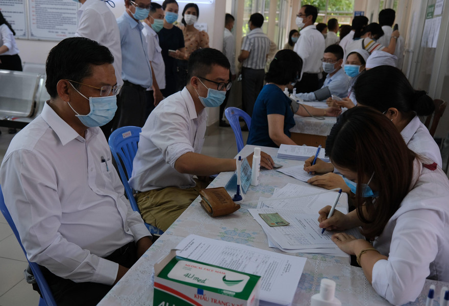 Chủ tiệm làm tóc ở Campuchia về Việt Nam nghi mắc COVID-19