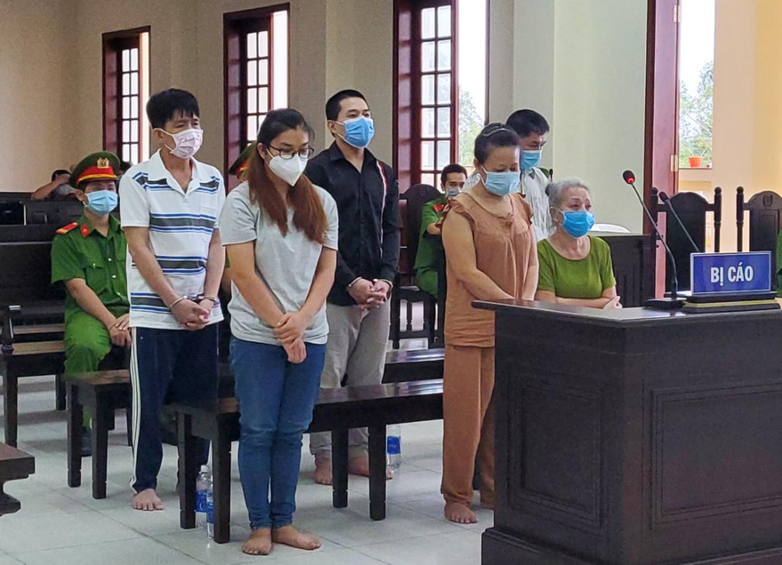 Buôn 'chất cấm', người vợ kéo cả gia đình vào vòng lao lý