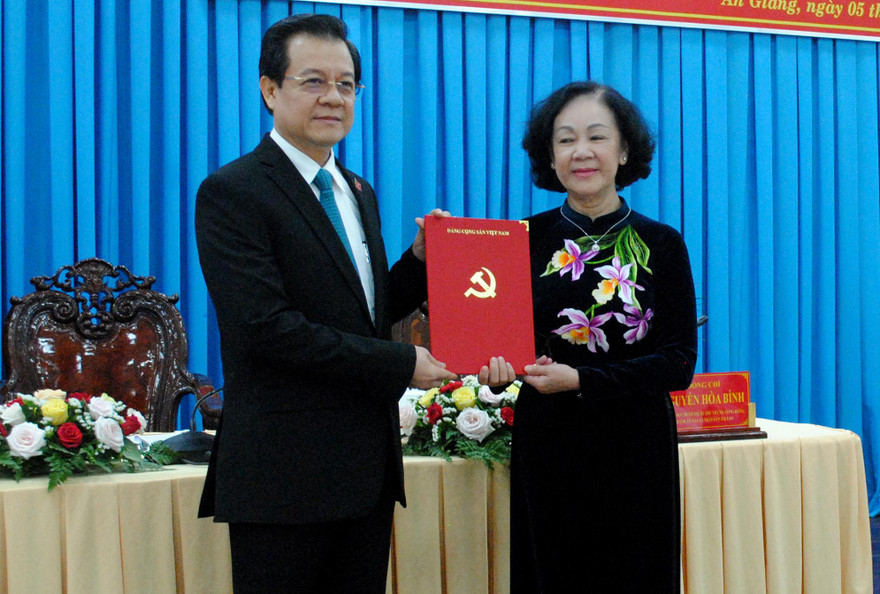 Bà Trương Thị Mai thay mặt Bộ Chính trị trao quyết định điều động, phân công ông Lê Hồng Quang giữ chức Bí thư Tỉnh ủy An Giang. 