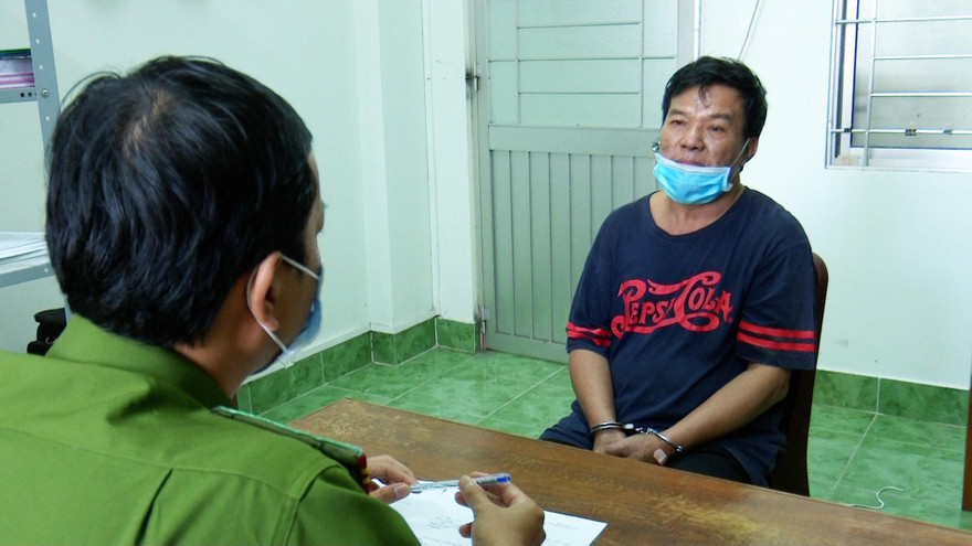 Trùm mền lên người vợ đang ngủ, tẩm xăng đốt vì ghen tuông