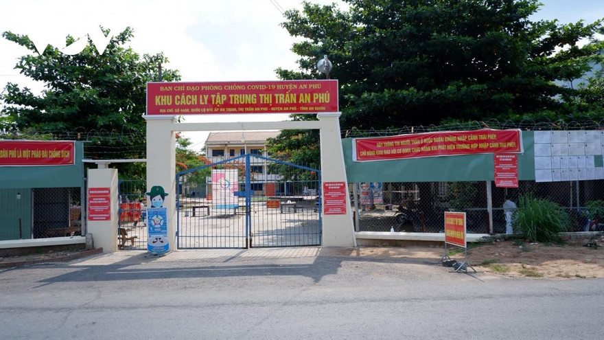 Lén trốn trong ghe về thăm vợ, người đàn ông dương tính SARS-CoV-2 liên luỵ nhiều người