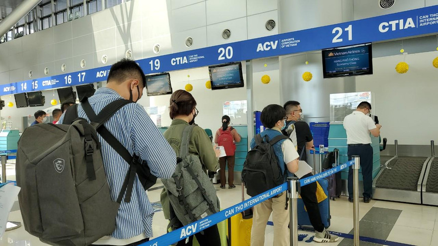 Nối lại đường bay, người dân Cần Thơ 'vỡ oà' sau bao ngày mong mỏi