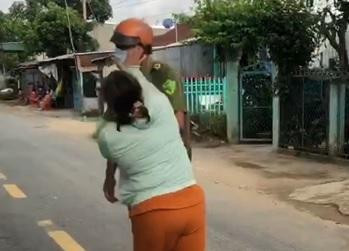Bà Tuyền đánh một công an viên
