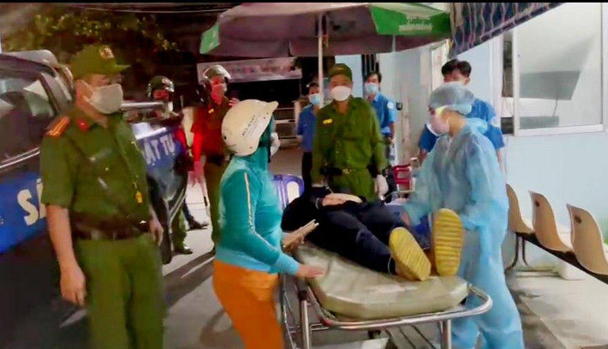 Thai phụ được cảnh sát 113 dùng xe chuyên dụng đưa đến bệnh viện cấp cứu kịp thời.