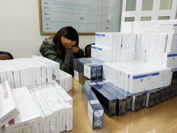 Thuốc lá lậu cùng chủ hàng tại cơ quan điều tra.