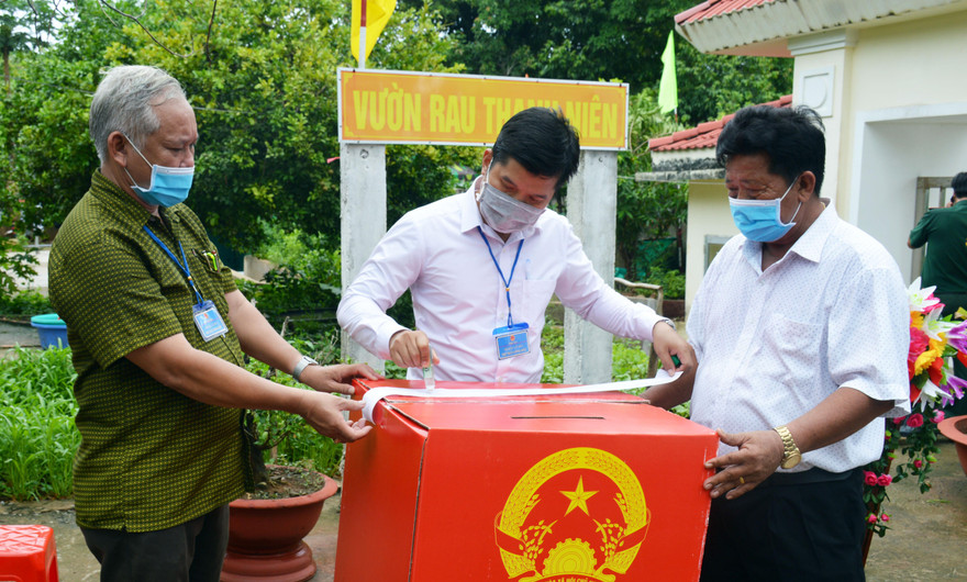 Cử tri đi bầu đạt tỷ lệ 100% trên đảo Hòn Chuối.