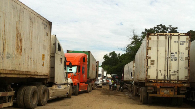 Xe Container chen chúc nhau qua cửa khẩu phụ Bản Vược (Bát Xát - Lào Cai). Ảnh: Hoa Bằng