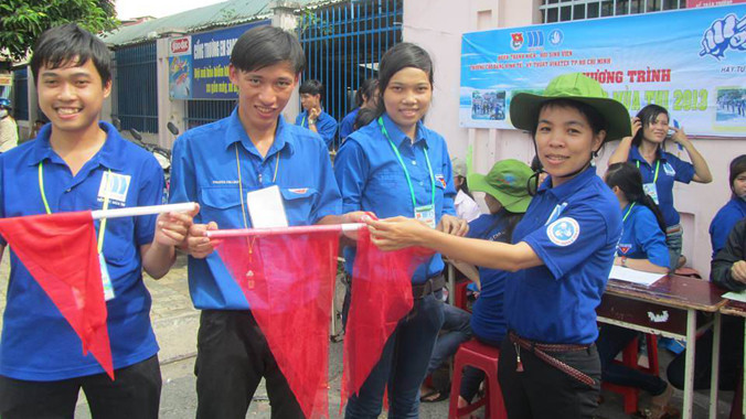 Thanh Thủy (ngoài cùng, bên phải) trong một chuyến tình nguyện về biên giới Tây Nguyên