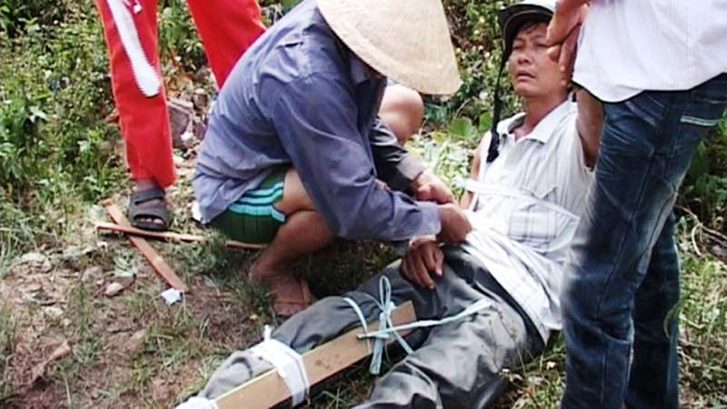 Ông Thành may mắn chỉ bị thương ở chân sau cú lao xe vào đoàn tàu. 